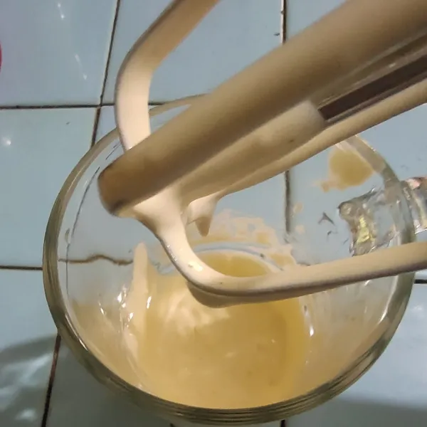 Masukkan gula pasir dalam gelas, lalu kuning telur. mixer dengan kecepatan sedang lalu tinggi hingga putih kental kaku seperti ini. Mixer dengan 1 kaki saja yah.