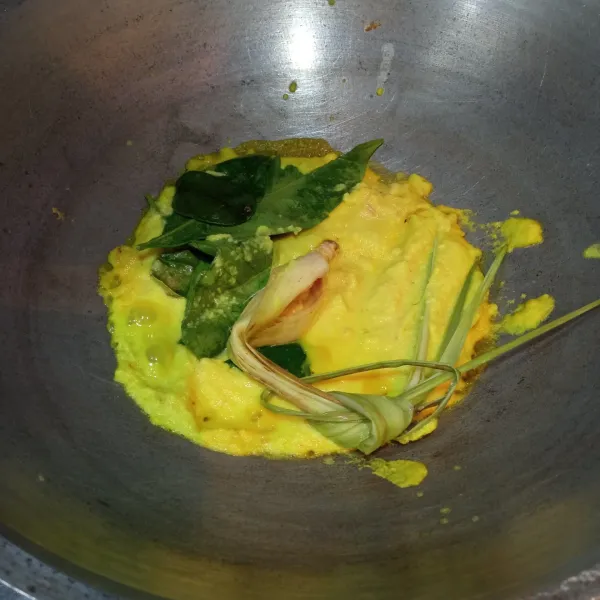 Kemudian tumis bumbu halus hingga harum, lalu tambahkan serai, daun salam, dan daun jeruk.