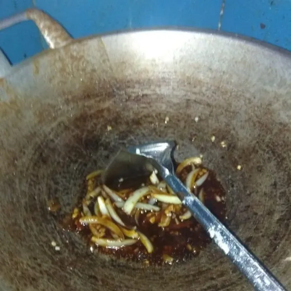 Tumis bawang putih dan bawang bombay hingga wangi. Masukkan semua bahan saos. Jangan pakai garam lagi karena sudah asin. Cek rasa.