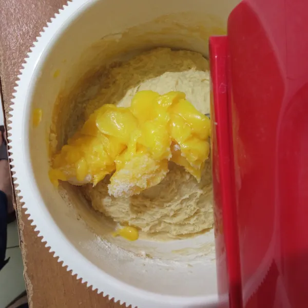 Kemudian masukkan bahan C, mixer kembali hingga kalis elastis.