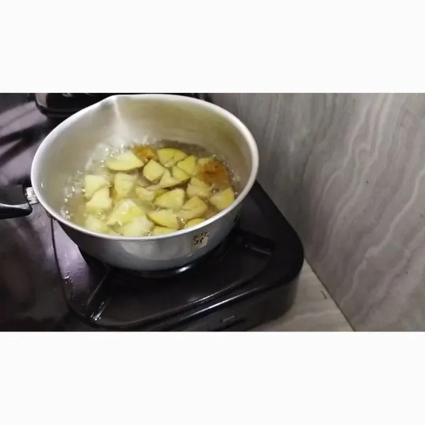 Rebus kentang yang sudah dipotong dan dicuci bersih, setelah matang angkat tiriskan.