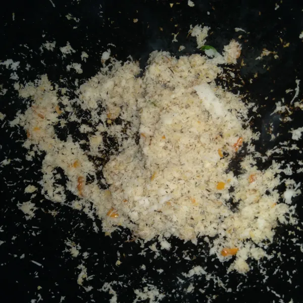 Gongseng bumbu hingga merata dan wangi.
