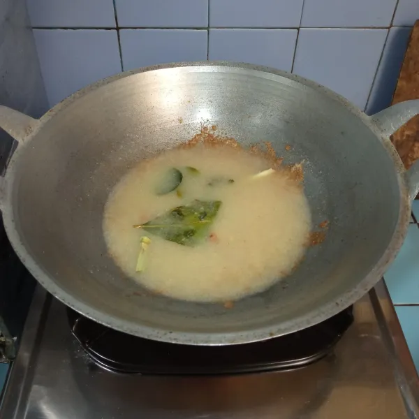 Lalu tuang air, masak hingga mendidih.