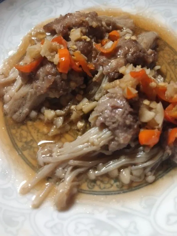Tata jamur. Gulung daging di wadah saji, siram dengan sausnya.