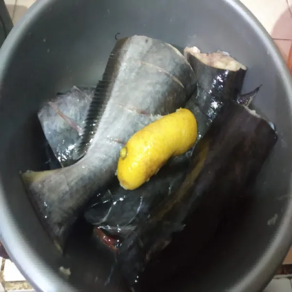 Bersihkan ikan patin, tiap ekor potong jadi dua bagian, cuci bersih dan kasih air perasan jeruk lemon, sisihkan.