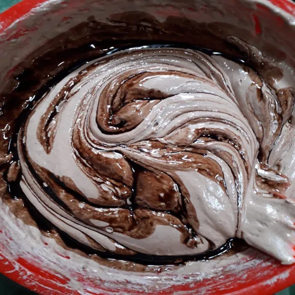 Tuangkan coklat batang, mentega, dan butter yang sudah dilelehkan tadi kedalam adonan lalu aduk sampai rata.