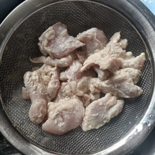 Celupkan ayam yang sudah berbalur tepung ke dalam air es, lalu balut lagi dengan adonan kering.