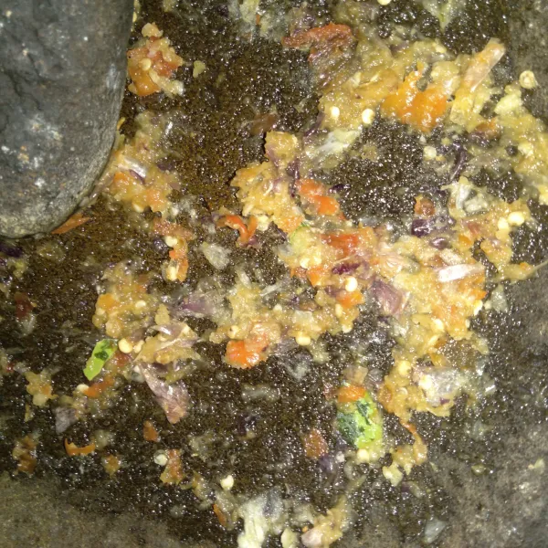 Haluskan bahan bumbu halus.