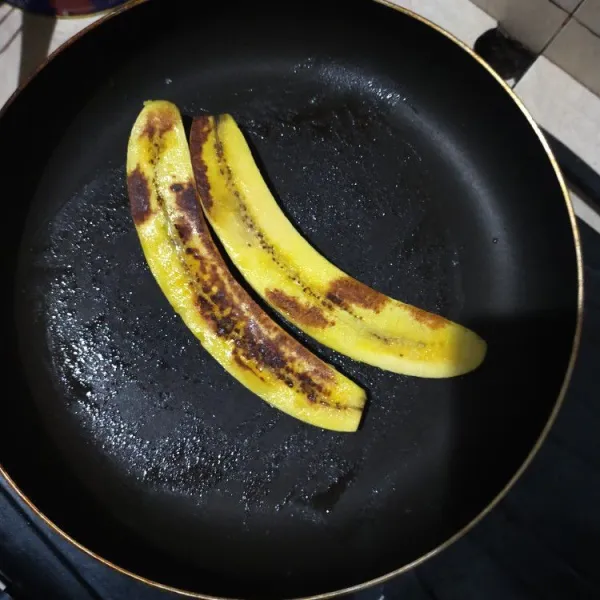 Panaskan secukupnya butter atau margarin di wajan rata. Belah memanjang pisang lalu panggang hingga kedua sisi matang kecoklatan, angkat dan sisihkan.