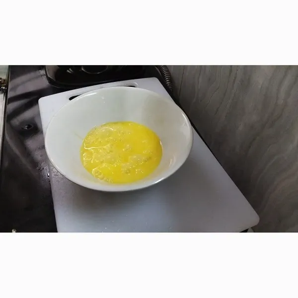 Bahan pelapis: pecah kan telur ayam dalam wadah, aduk merata.