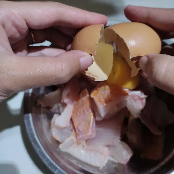 Tambahkan telur, aduk rata hingga semua terbaluri.