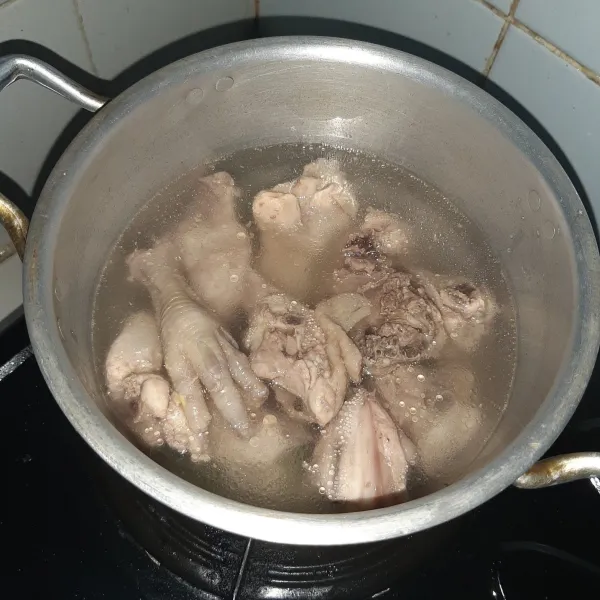 Masukkan ayam dan tahu.