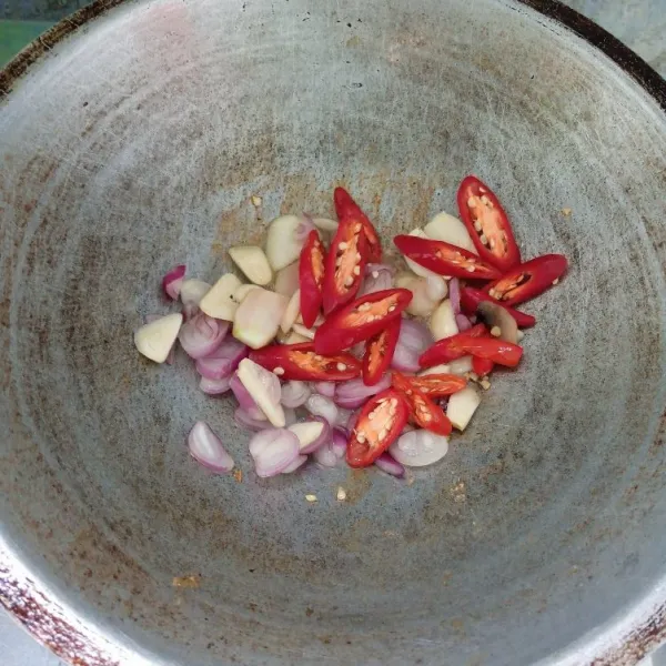 Tumis bawang merah, bawang putih, cabai merah, cabai rawit dan lengkuas sampai harum dan layu.