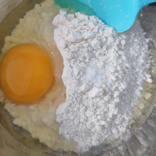 Masukkan tepung, telur dan garam ke dalam mangkok, aduk rata.