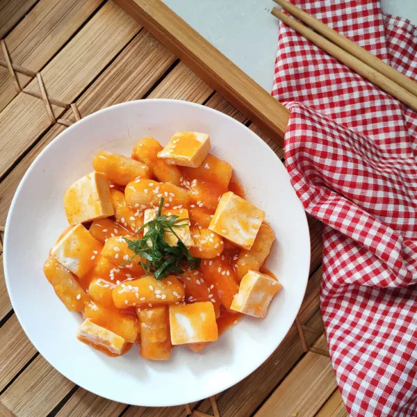 Taburi dengan wijen dan daun bawang, sajikan.