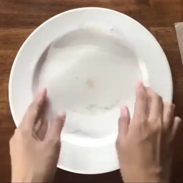 Basahkan rice paper menggunakan air