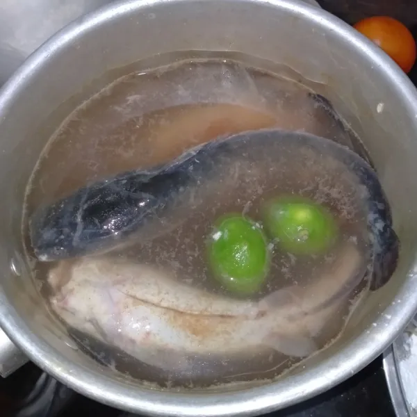 Cuci bersih ikan lele. Rendam dengan air perasan jeruk nipis selama 10 menit, lalu bilas kembali.
