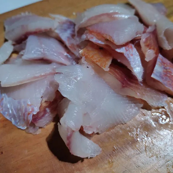 Fillet daging ikan lalu potong-potong sesuai selera. Campur dengan bumbu marinasi (garam, kaldu bubuk, lada, dan air jeruk nipis). Diamkan minimal 1 jam di kulkas.