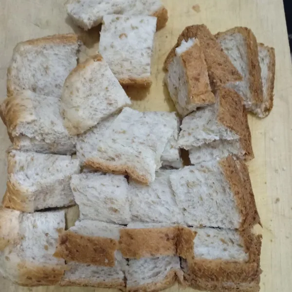 Potong-potong roti tawar.