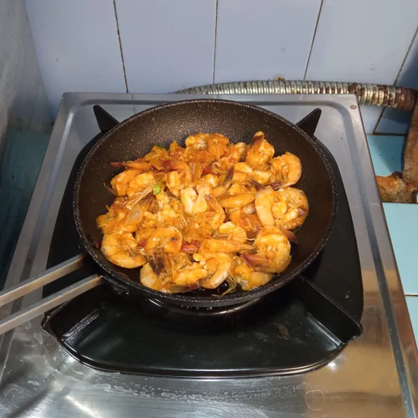 Panaskan teflon, panggang udang dengan api kecil.