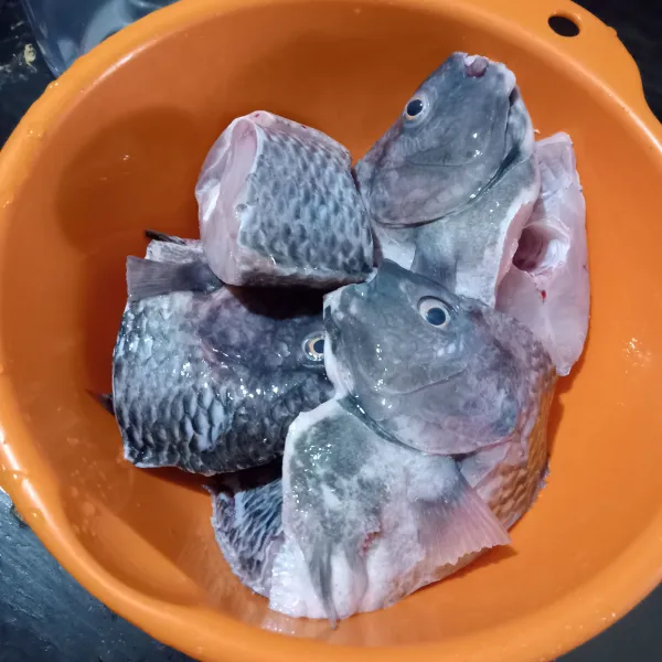 Siapkan ikan nila yang sudah di bersihkan.
