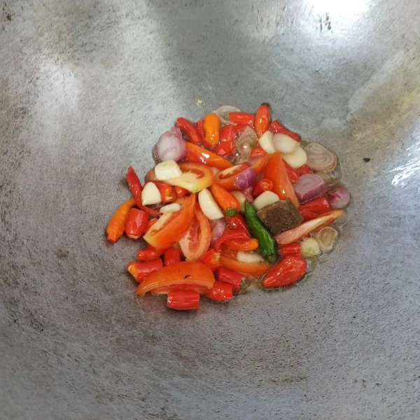 Goreng bawang putih, bawang merah, cabe, tomat dan terasi hingga matang.