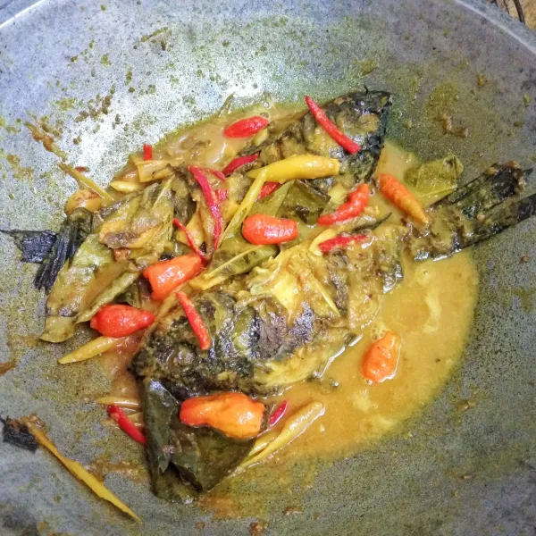 Masukkan cabai merah dan cabai rawit, aduk-aduk dan masak sebentar saja. Angkat dan sajikan di atas piring saji.