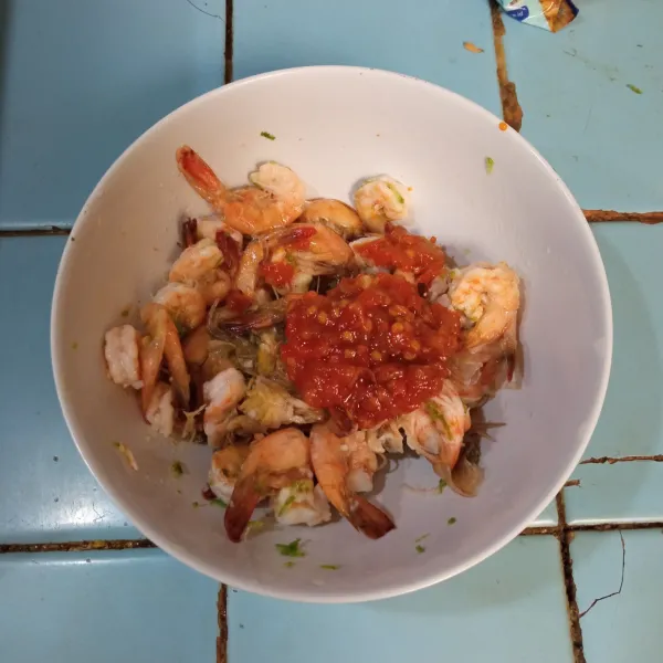 Kemudian beri sambal terasi, lalu aduk rata.