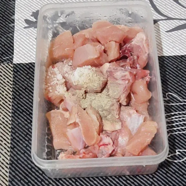 Bumbui ayam dengan garam dan merica, diamkan selama 15 menit.