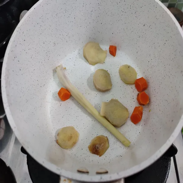 Potong-potong jahe dan kunyit, lalu tambahkan serai. Masukkan ke dalam milk pan / wajan.