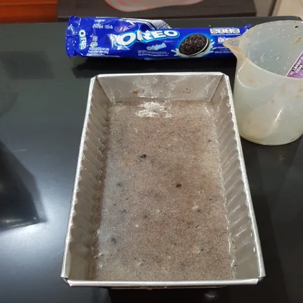 Ambil 300 ml adonan, tambahkan oreo yang sudah ditumbuk kasar beserta krim putihnya juga, lalu aduk rata. Tuang di atas puding milo yang lapisan atasnya mulai berkulit. Tuang sedikit demi sedikit agar tidak bocor ke lapisan milo. Biarkan setengah beku.