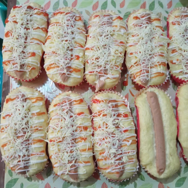 Beri keju parut, saus tomat, mayones,  taburi parsley kering,  panggang di suhu 175°C selama 15-20 menit atau sesuaikan dengan oven masing-masing.