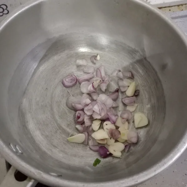 Tumis bumbu iris sampai harum.