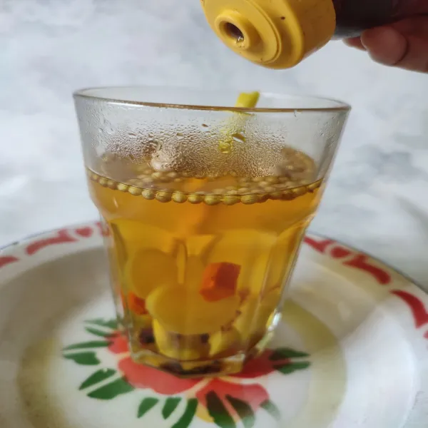 Jika sudah hangat, tambahkan madu sesuai selera tingkat kemanisannya.