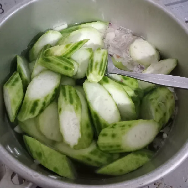 Masukkan oyong, bumbui gula dan garam.