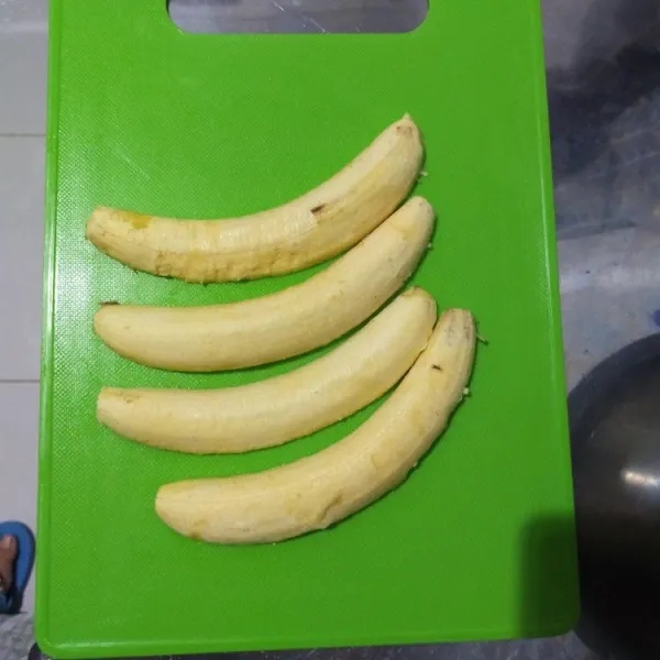 Belah memanjang pisang tanduk.