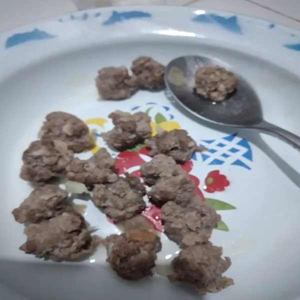 Angkat bola daging, sisihkan.