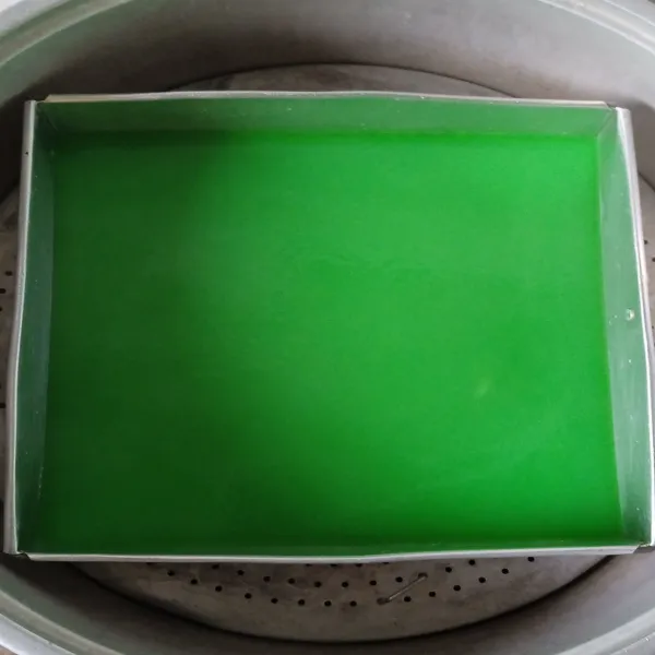 Tuang adonan warna hijau (300 ml) kukus kembali selama 4 menit.