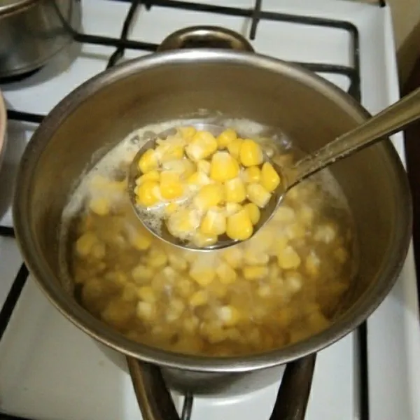Rebus jagung manis hingga matang, lalu tiriskan.