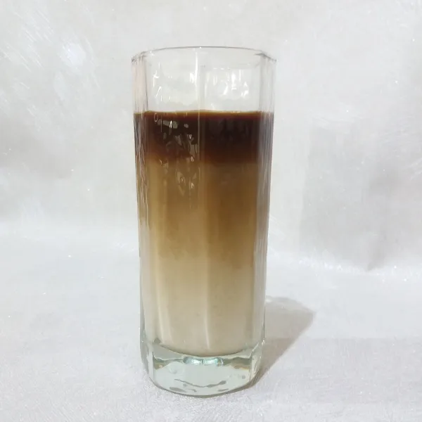 Aduk hingga merata bahan kopi, kemudian tuangkan ke dalam gelas saji. Semprotkan whipped creme pada bagian atasnya. Sajikan.