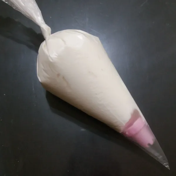 Masukkan whipped creme ke plastik segitiga, kemudian simpan di dalam kulkas.
