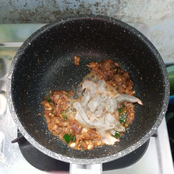 Masukkan udang. Aduk rata. Masak sampai berubah warna.