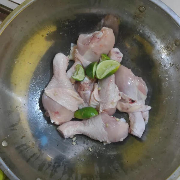Cuci bersih ayam, beri perasan jeruk nipis. Diamkan selama 10 menit, cuci kembali hingga bersih, lalu tiriskan.