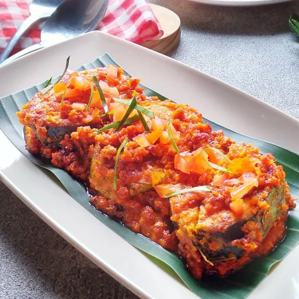 Tambahkan bumbu yang di pisah tadi sajikan bersama nasi hangat.