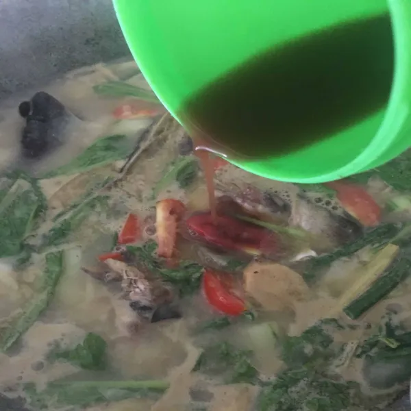 Terakhir tambahkan air asam jawa, aduk rata, tes rasa. Jika sudah matang, angkat dan sajikan di atas piring saji.