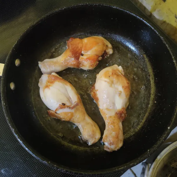 Goreng ayam menggunakan sedikit minyak hingga matang.