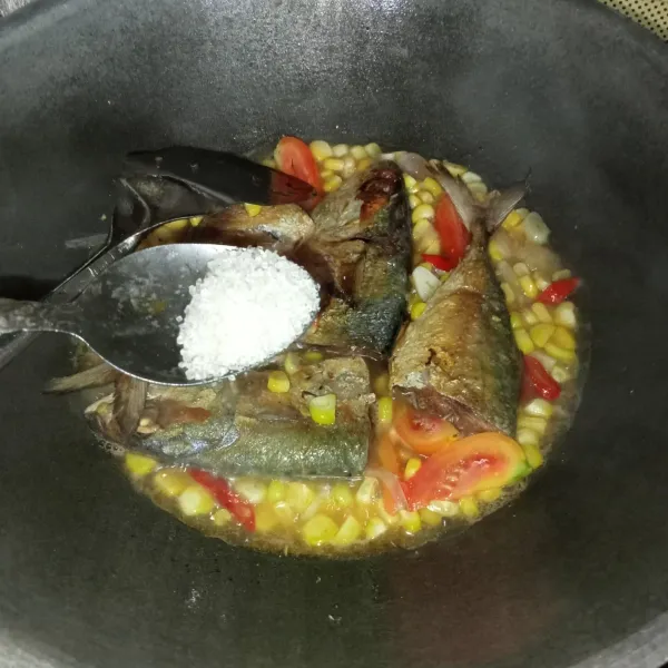 Bumbui dengan garam, lada bubuk, gula pasir, dan kaldu jamur.