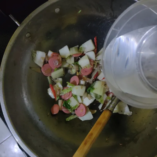 Masukkan air, masak hingga mendidih.