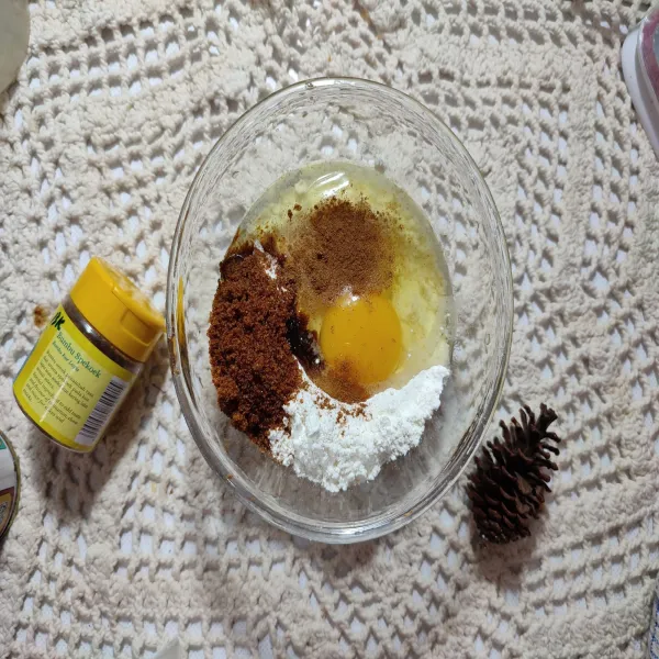 Dalam mangkuk, masukkan telur, tepung terigu, palm sugar, bubuk spikoe, dan baking powder, lalu aduk rata.