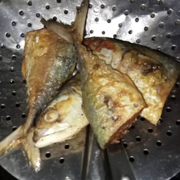 Goreng ikan peda hingga matang, lalu angkat dan tiriskan.